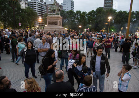 Rosario la piazza principale in Argentina manifestazione di protesta contro l'aumento delle tariffe e dei tagli alle pensioni e salari nel gennaio 2019 Foto Stock