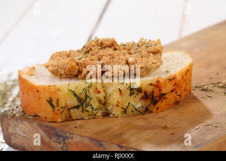 Formaggio norvegese brunost su un bianco tavolo in legno Foto Stock