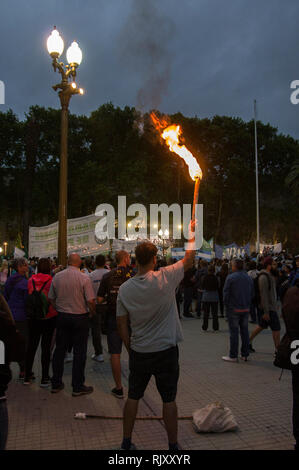 Rosario la piazza principale in Argentina manifestazione di protesta contro l'aumento delle tariffe e dei tagli alle pensioni e salari nel gennaio 2019 Foto Stock