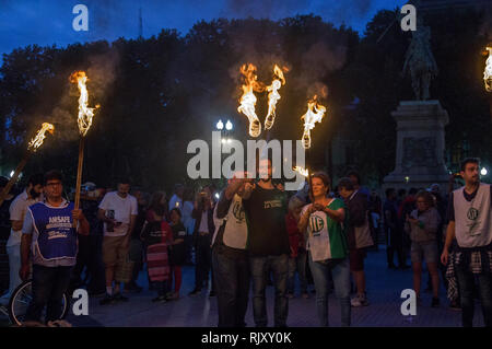 Rosario la piazza principale in Argentina manifestazione di protesta contro l'aumento delle tariffe e dei tagli alle pensioni e salari nel gennaio 2019 Foto Stock