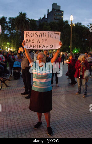 Rosario la piazza principale in Argentina manifestazione di protesta contro l'aumento delle tariffe e dei tagli alle pensioni e salari nel gennaio 2019 Foto Stock