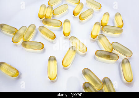 Capsule trasparente sparsi su uno sfondo luminoso Foto Stock