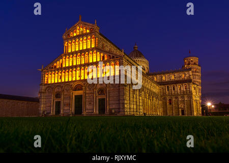 La Cattedrale di Pisa e la Torre Pendente sulla piazza di Miraclesnight vista illuminazione, Italia Foto Stock