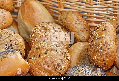 Diversi tipi di pane o focacce in un cestello Foto Stock