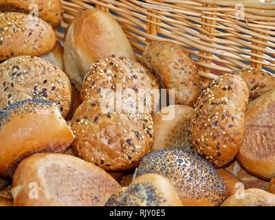 Diversi tipi di pane o focacce in un cestello Foto Stock