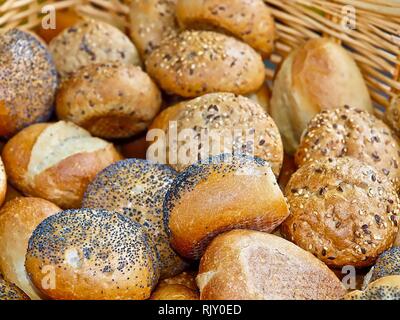 Diversi tipi di pane o focacce in un cestello Foto Stock