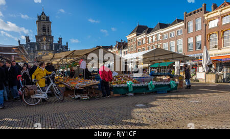 People Shopping sul mercato presso la piazza del Mercato nel centro di Delft, Paesi Bassi Foto Stock
