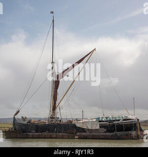 Un vecchio Thames Barge in manutenzione e riparazioni Foto Stock