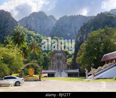 Wat Khao Daeng Thai tempio Buddista ai piedi della catena montuosa in Khao Sam Roi Yot National Park in Thailandia Foto Stock