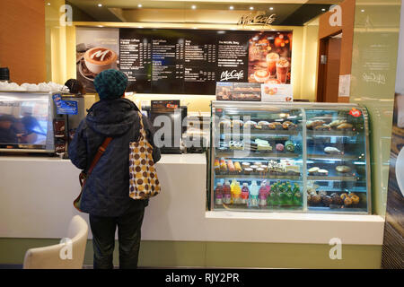 HONG KONG - Gennaio 27, 2016: interni di McCafe. McCafe è un caffè-stile di casa di cibi e bevande, catena di proprietà di McDonald's. Foto Stock