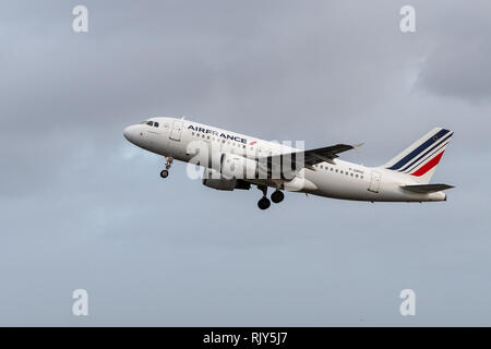 AMSTERDAM / Paesi Bassi - Jan 08, 2019: Air France Airbus A319-111 F-GRHZ piano passeggero decollo dall'aeroporto Schiphol di Amsterdam Foto Stock