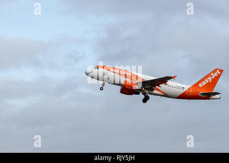 AMSTERDAM / Paesi Bassi - Jan 08, 2019: easyJet Airbus A319-111 G-EZFZ piano passeggero decollo dall'aeroporto Schiphol di Amsterdam Foto Stock