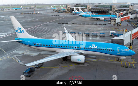 AMSTERDAM / Paesi Bassi - Jan 08, 2019:piani pronti per una partenza in aeroporto di Amsterdam Schipol Foto Stock