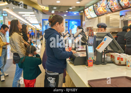 HONG KONG - Gennaio 27, 2016: il contatore del servizio in un ristorante McDonald's. McDonald è un americano di hamburger e un ristorante fast food chain. Foto Stock