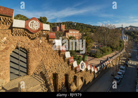 Barcellona, Spagna - 28 Marzo 2018: recinzioni di pietra del Parco Guell di Barcellona, Spagna Foto Stock