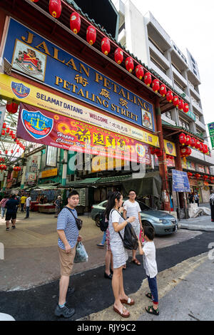 Le persone al gate di Petaling street market a Chinatown di Kuala Lumpur in Malesia Foto Stock