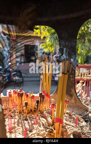Bruciare incenso nel tempio Cinese. Pung Thao Kong Santuario tempio cinese in Chiang Mai Thailandia Foto Stock