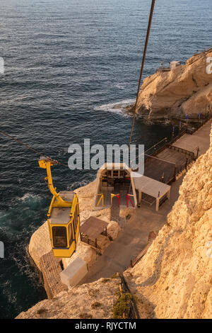 La funivia di Rosh Hanikra in Israele. Rosh Hanikra è una formazione geologica di un bianco gesso scogliera con spettacolari grotte situate sulla costa nord o Foto Stock