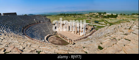 Immagine di un Teatro romano ricostruito nel corso di un precedente teatro greco sotto il regno di Adriano dopo il terremoto del 60 D.C. La facciata è di 300 a pagamento Foto Stock