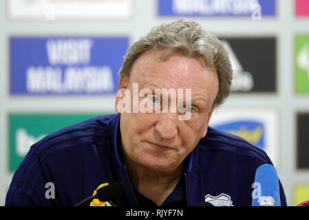 Cardiff City manager Neil Warnock parla durante una conferenza stampa presso il Cardiff City Stadium. Foto Stock