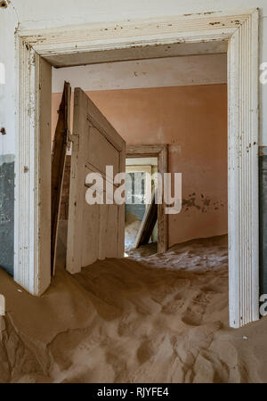La sabbia ha invaso e preso in consegna queste camere in Kolmanskoppe, Namibia Foto Stock