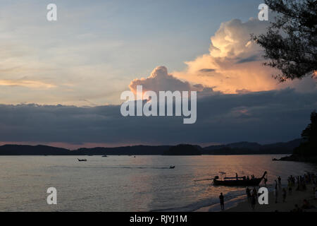 Bellissima costa tropicale della Thailandia che si affaccia sulla spiaggia, mare azzurro, palme e turisti, Krabi Ao Nang. In bella luce del tramonto/ Majestic cu Foto Stock