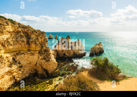 Vista ad alto livello della costa frastagliata, Alvor, Algarve, Portogallo, Europa Foto Stock