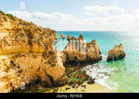 Vista ad alto livello della costa frastagliata, Alvor, Algarve, Portogallo, Europa Foto Stock