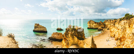 Vista ad alto livello di scogliere e mare pile, Alvor, Algarve, Portogallo, Europa Foto Stock