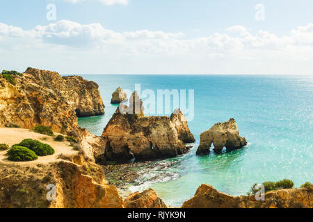 Vista ad alto livello di mare pile e archi naturali, Alvor, Algarve, Portogallo, Europa Foto Stock