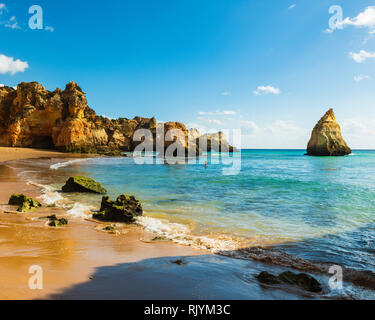 Vista in lontananza sul mare grandi pile nel mare blu, Alvor, Algarve, Portogallo, Europa Foto Stock