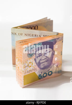 Nigeriano denaro - ripiegata di borra di 1000 e 500 Naira note miscelati insieme Foto Stock