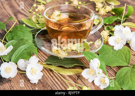 Tazza di tè verde al gelsomino Tiglio su sfondo di legno Foto Stock