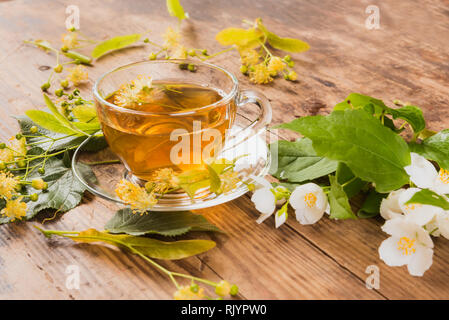 Tazza di tè verde al gelsomino Tiglio su sfondo di legno Foto Stock