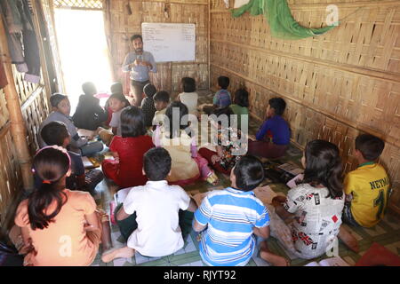 Cox's Bazar, Bangladesh - Febbraio 02, 2019: Rohingya i bambini rifugiati frequentare la classe presso una scuola temporanea in Balukhali Refugee Camp a Ukhiya in Cox Foto Stock