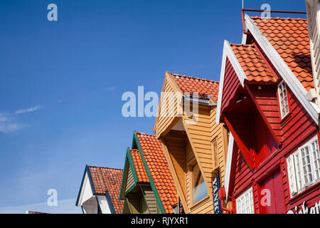 STAVANGER, Norvegia - 14 agosto 2018: facciata colorata di legno vecchio magazzino a Skagenkaien, una popolare attrazione turistica nella vecchia Stavanger Foto Stock