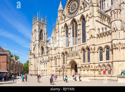 York Regno Unito York Minster, cattedrale gotica del transetto sud con gli ornati rosone ,città di York, nello Yorkshire, Inghilterra, Regno Unito, GB, Europa Foto Stock