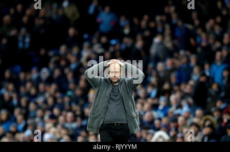 Manchester City manager Pep Guardiola reagisce sul perimetro Foto Stock