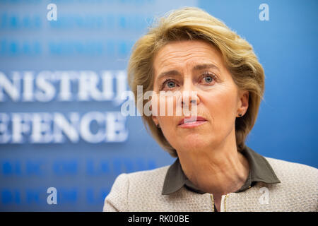 Riga, Lettonia. 04 feb 2019. Ursula von der Leyen (CDU), il ministro della Difesa, parla nel corso di una conferenza stampa presso il Ministero della difesa della Lettonia. Credito: Arne Bänsch/dpa/Alamy Live News Foto Stock