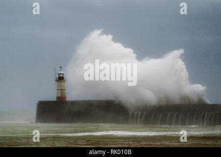 Newhaven, East Sussex, Regno Unito. 8 febbraio 2019. Tempesta Erik colpisce la costa sud creando enormi le onde a Newhaven Harbour, East Sussex. © Peter Cripps/Alamy Live News Foto Stock