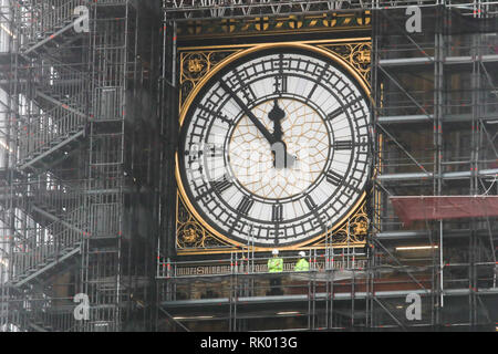 Londra, Regno Unito. 8 febbraio, 2019. Operai stand sul ponteggio sotto il Big Ben quadrante di orologio come forte vento e pioggia pastella London Credit: amer ghazzal/Alamy Live News Foto Stock