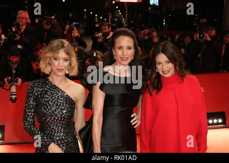 Berlino, Germania, 07 febbraio, 2019. Heike Makatsch, Andie MacDowell e Iris Berben frequentando il 'La gentilezza degli sconosciuti' Premiere detenute alla Berlinale Palast durante la sessantanovesima Berlinale Festival Internazionale del Cinema di Berlino,Germania, 07.02.2019. Credito: Christopher Tamcke/Alamy Live News Foto Stock