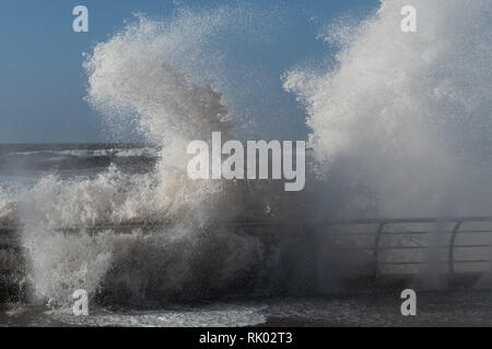 Blackpool, Regno Unito. 8 febbraio, 2019. Meteo news. Il mare in tempesta ha colpito il resort come tempesta erik è previsto per portare venti di 70mph plus per molte parti del Regno Unito nei prossimi 24ore. Credito: Gary Telford/Alamy Live News Foto Stock