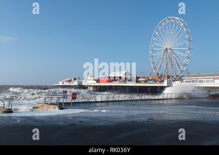 Blackpool, Regno Unito. 8 febbraio, 2019. Meteo news. Il mare in tempesta ha colpito il resort come tempesta erik è previsto per portare venti di 70mph plus per molte parti del Regno Unito nei prossimi 24ore. Credito: Gary Telford/Alamy Live News Foto Stock