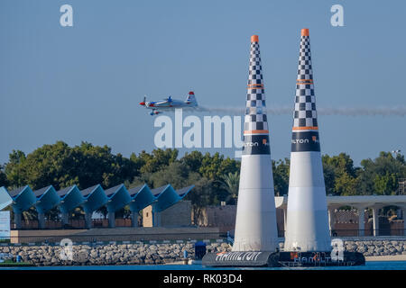 Abu Dhabi, negli Emirati Arabi Uniti. 8 Feb 2019. Abu Dhabi, Red Bull Air Race 2019 - turno di qualificazione. Credito: Fahd Khan / Live News Alamy Credito: Fahd Khan/Alamy Live News Foto Stock