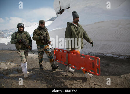 (190208) -- SRINAGAR, 8 febbraio 2019 (Xinhua) -- Rescue team dell esercito indiano a piedi verso un posto di polizia colpita da una valanga per il soccorso di persone intrappolate anear Jawahar Tunnel nel distretto di Anantnag, circa 90 km a sud di Srinagar city, la capitale estiva di Indiano-Kashmir controllata, Febbraio 8, 2019. Almeno 10 persone, per la maggior parte poliziotti sono stati intrappolati giovedì sera dopo una massiccia valanga ha colpito un posto di polizia in indiano-Kashmir controllata, la polizia ha detto. (Xinhua/Javed Dar) Foto Stock