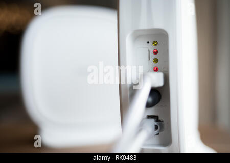 07 febbraio 2019, Amburgo: un'antenna unità di ricezione con un 5G modem (Accesso Senza Fili Fisso FWA) è su un tavolo durante una conferenza stampa. Poco prima del completamento di una prova dei collegamenti Internet ad alta velocità basati su 5G la tecnologia in Amburgo, Telefónica Germania ha attirato un positivo bilancio provvisorio. Con 5G frequenze in 26 GHz utilizzata per la prima volta in questo test, è possibile navigare in Internet a velocità elevatissime con diversi gigabit al secondo. Foto: Christian Charisius/dpa Foto Stock