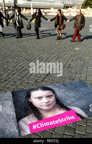 Roma, Italia. Il giorno 08 Febbraio, 2019. Roma 8 febbraio 2019. Piazza del Popolo. Il venerdì per il clima futuro sciopero in Roma, per rispondere alla chiamata di Greta Thunberg, la svedese 15 anni che è il taglio di classe per la lotta contro la crisi climatica. Foto di Samantha Zucchi Insidefoto Credito: insidefoto srl/Alamy Live News Foto Stock