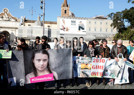 Roma, Italia. Il giorno 08 Febbraio, 2019. Roma 8 febbraio 2019. Piazza del Popolo. Il venerdì per il clima futuro sciopero in Roma, per rispondere alla chiamata di Greta Thunberg, la svedese 15 anni che è il taglio di classe per la lotta contro la crisi climatica. Foto di Samantha Zucchi Insidefoto Credito: insidefoto srl/Alamy Live News Foto Stock