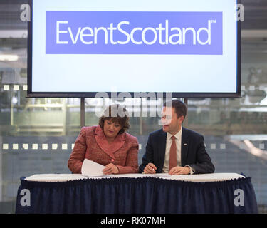 Glasgow, Regno Unito. 8 Feb 2019. (Sinistra) Fiona Hyslop MSP - Armadio Segretario per la cultura, turismo e affari esterni, e (a destra) David Lappartient - Presidente della Union Cycliste Internationale della firma di un accordo. Un nuovo multi-disciplinare, ciclismo manifestazione riunirà 13 UCI esistenti del campionato del mondo di ciclismo in un evento che si terrà ogni quattro anni e per la prima volta a Glasgow e in Scozia nel 2023. Credito: Colin Fisher/Alamy Live News Foto Stock